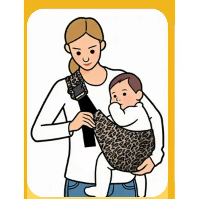 Enfant assis dans le porte-bébé de hanche