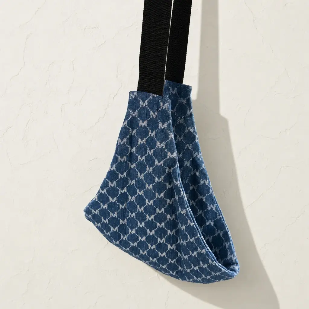 Porte-bébé de hanche Billie & Bo Jean bleu suspendu par sa sangle