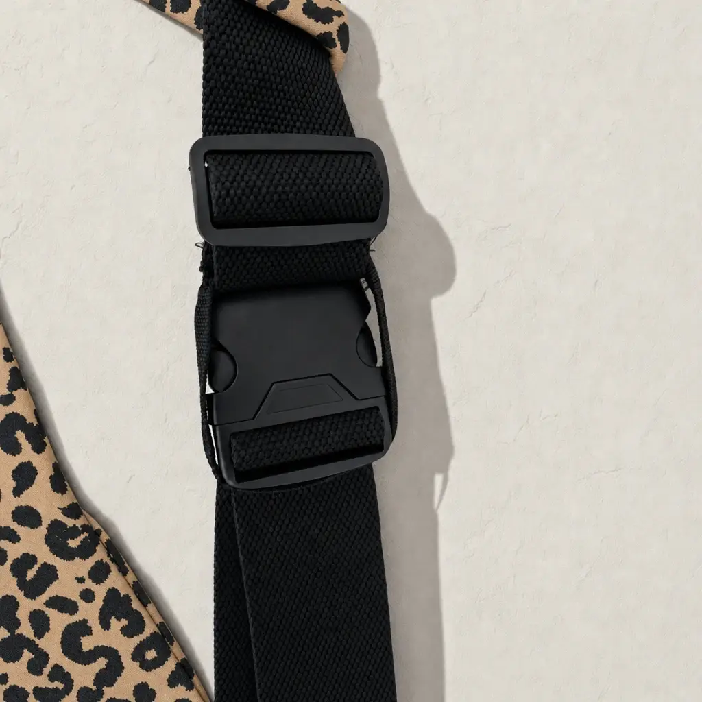 Porte-bébé de hanche Billie & Bo Léopard brun, détail de la boucle et de la sangle