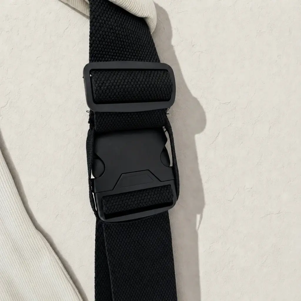 Porte-bébé de hanche Billie & Bo Velours côtelé écru, détail de la boucle et de la sangle