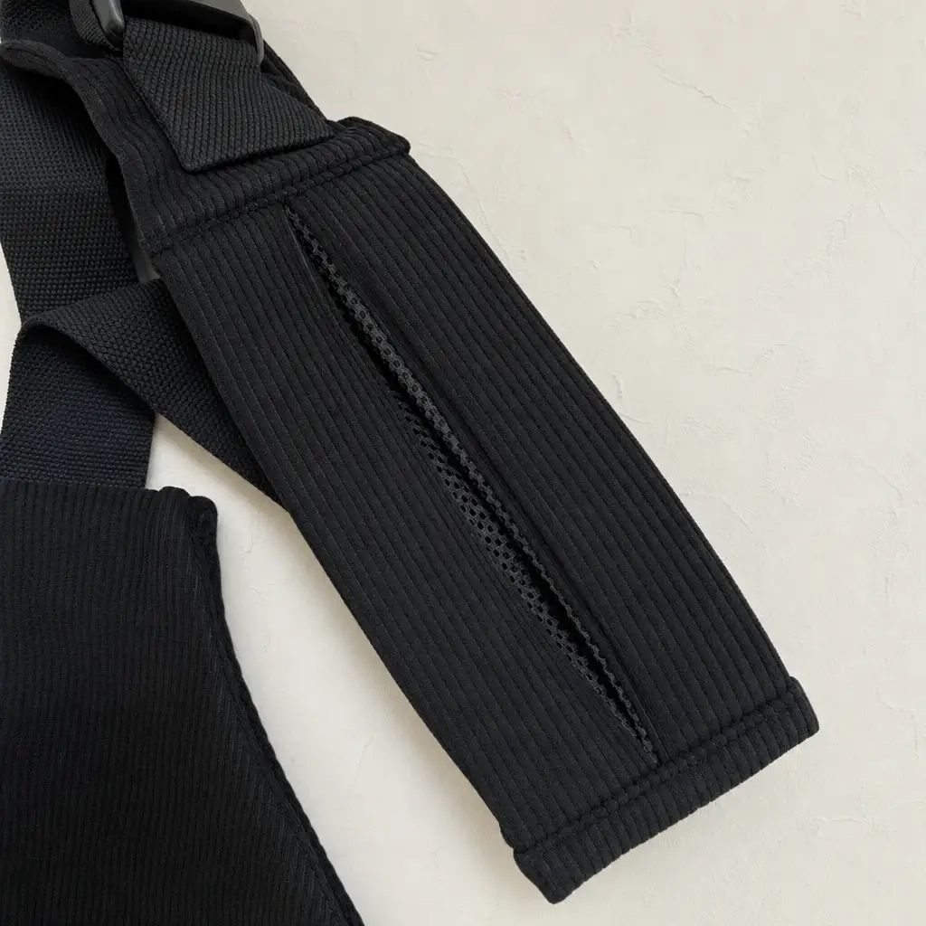 Porte-bébé de hanche Billie & Bo Velours côtelé noir, détail de la boucle et de la sangle
