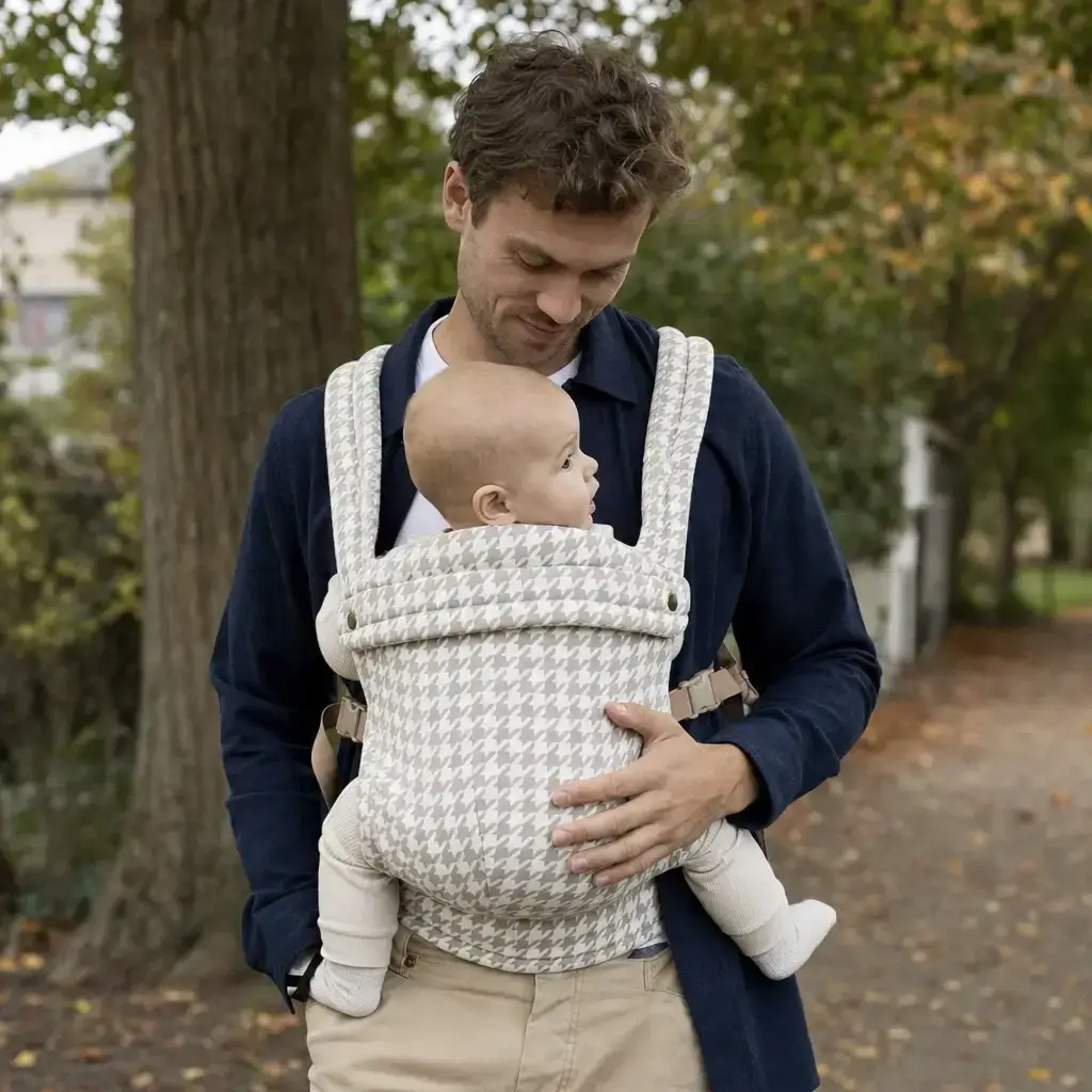 Papa portant son bébé dans le porte-bébé Billie & Bo pied-de-poule beige