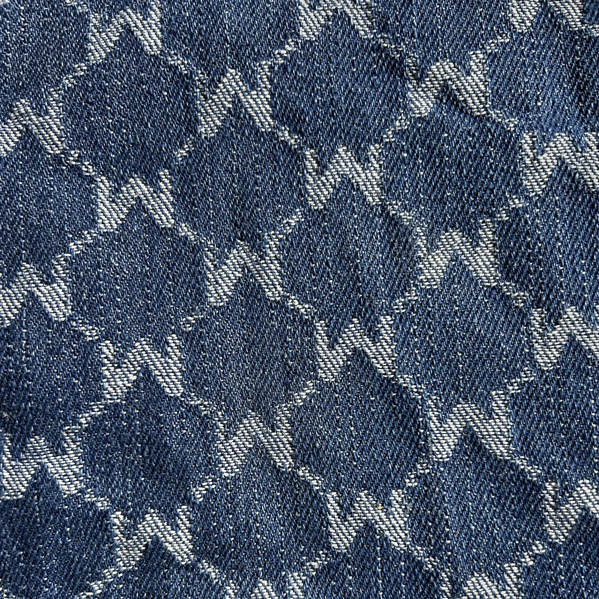 Tissu jean bleu du porte-bébé de hanche Billie & Bo, vu de près