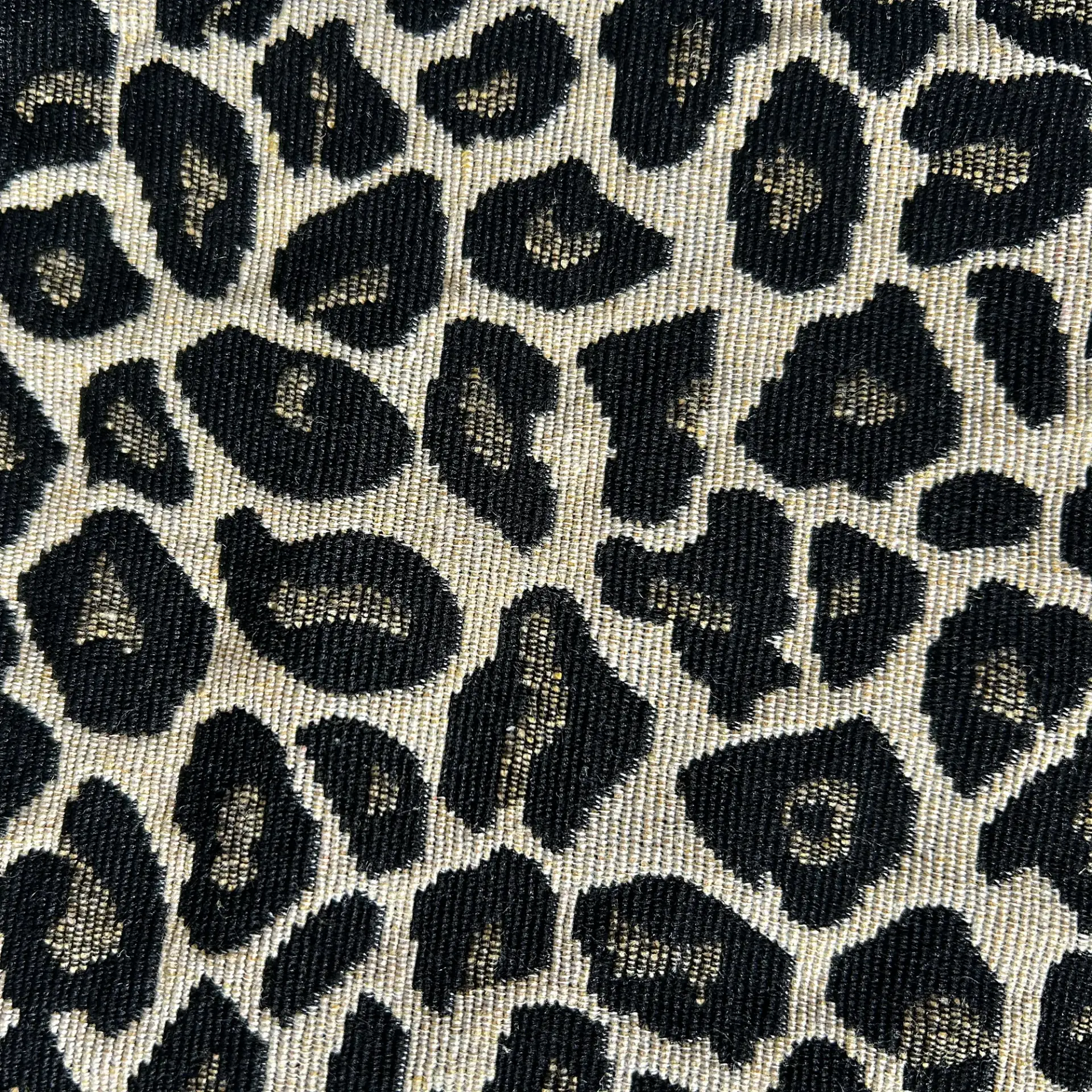 Tissu léopard clair du porte-bébé de hanche Billie & Bo, vu de près